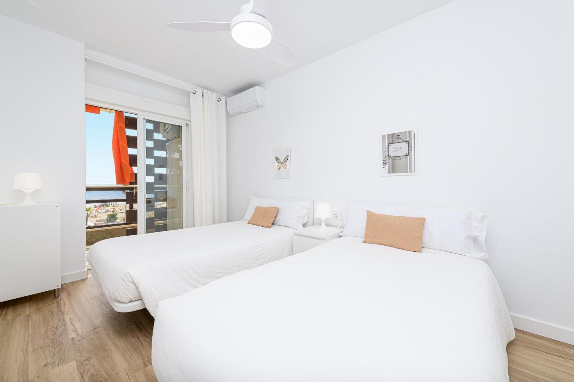 Amazing Carihuela View & Parking Appartement Torremolinos Buitenkant foto